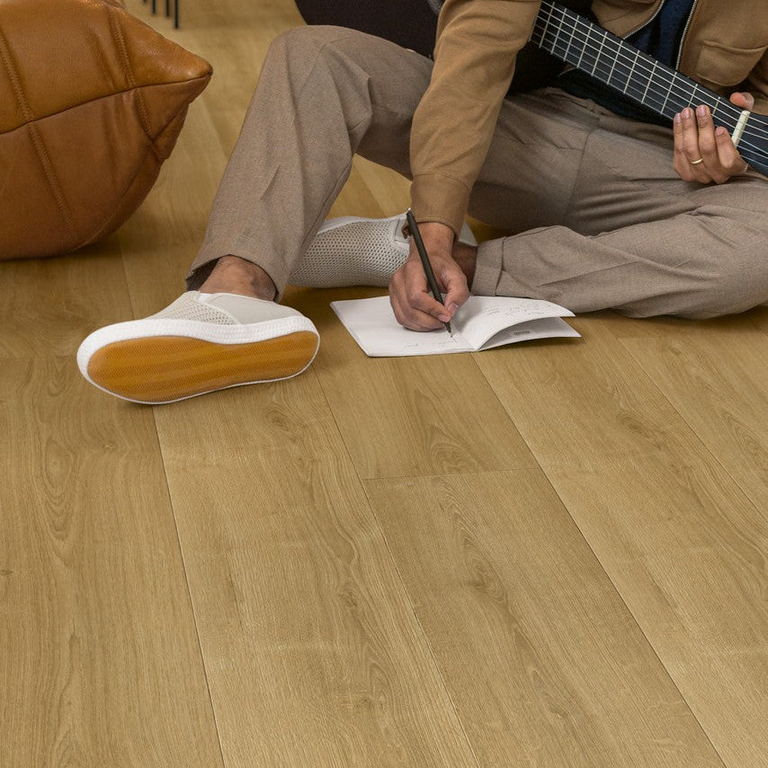 Quickstep CAPTURE BRUSHED OAK WARM NATURAL SIG4762 9mm Laminate Flooring