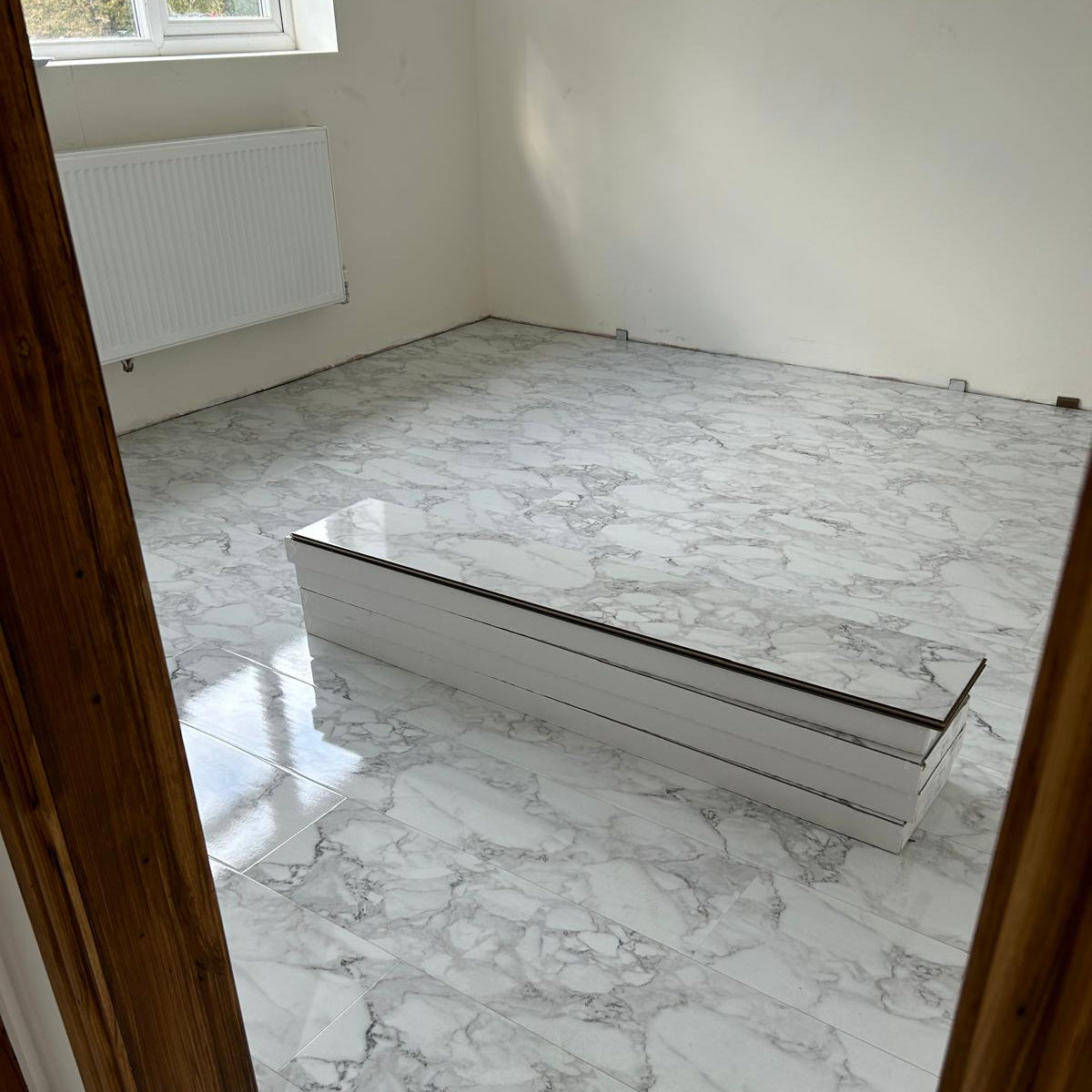 FCC High Gloss White Marble 8mm Laminate Flooring Sample