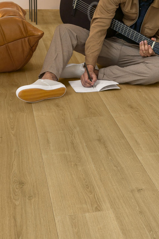 Quickstep CAPTURE BRUSHED OAK WARM NATURAL SIG4762 9mm Laminate Flooring